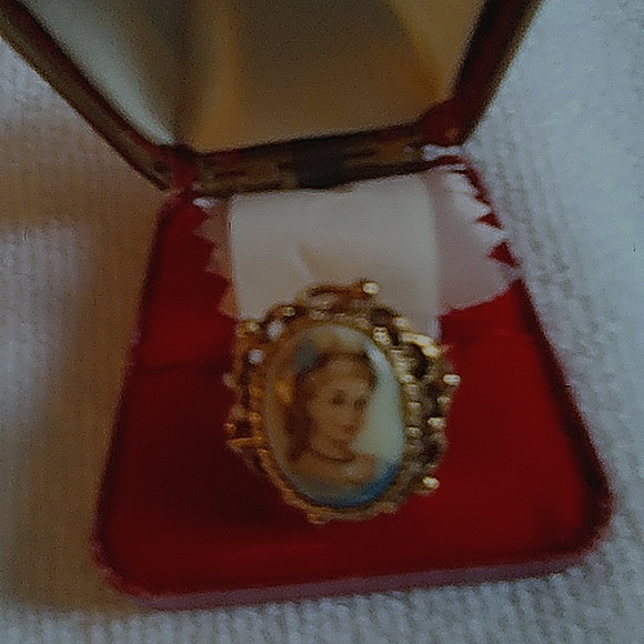 Ladies Victorian Style Cameo 17Jewel Ring Watch - Picture 2 of 12